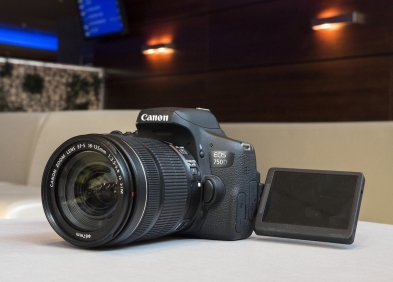 Canon 750D có livestream được không? Phụ kiện cần có