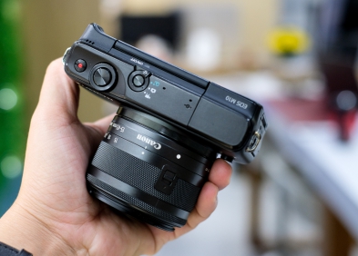 Canon M10 giá bao nhiêu? Có nên mua ở năm 2026?