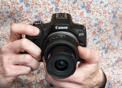 Canon R100 có cảm ứng không? Tính năng và thông số kỹ thuật