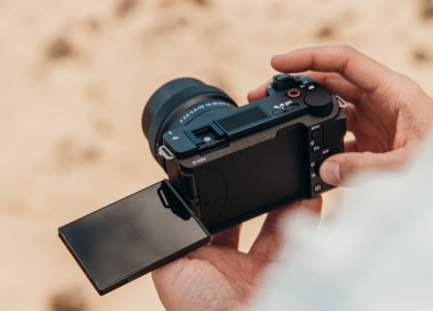 Đánh giá Canon R50 và Sony ZV-E10 II: Ưu nhược điểm từng máy