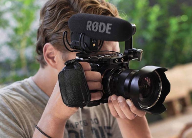 Lý do nên dùng mic thu âm máy ảnh trong quay vlog