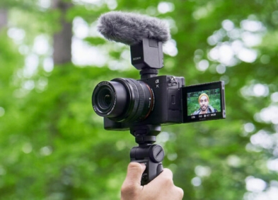 Sony A7C ra mắt năm nào? Có phù hợp để chụp du lịch như Fujifilm X100VI?